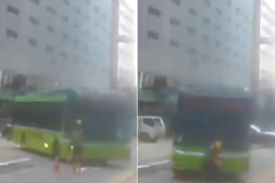 Pekerja binaan sedang meletakkan kon lalu lintas di sepanjang  Anson Road apabila nahas berlaku pada 27 Jun.