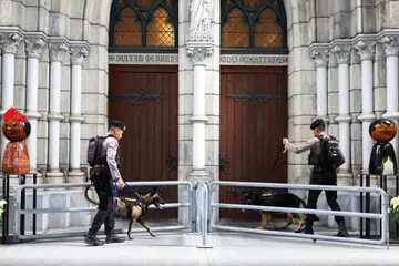 Pegawai polis bersama anjing pengesan memeriksa Katedral Jakarta menjelang misa Krismas di Jakarta, Indonesia, pada 24 Disember.