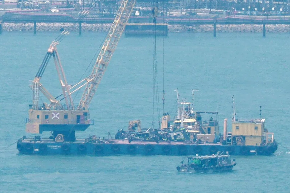 Usaha menarik keluar kapal riadah yang karam di perairan Kepulauan Selatan giat dijalankan pada 30 Mac.