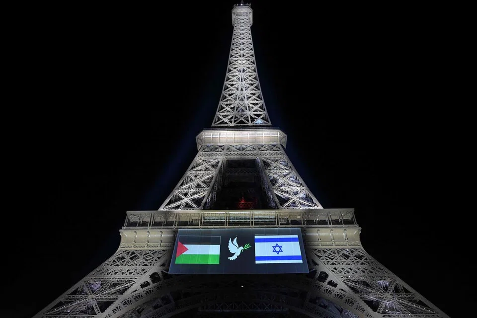 Gambar imej bendera Palestin (kiri) dan Israel (kanan) bersama seekor merpati yang memegang – ranting zaitun tanda ingin berdamai – yang dipancarkan pada Menara Eiffel di Paris menjelang pengiktirafan rasmi Perancis terhadap Negara Palestin pada 21 September 2025. Pada hari yang sama, Britain, Australia, Canada dan Portugal turut mengiktiraf Palestin selepas hampir dua tahun meletusnya perang di Gaza. Perancis, Belgium dan beberapa negara lain dijangka menyusul semasa Sidang Agung PBB pada 22 September di New York.