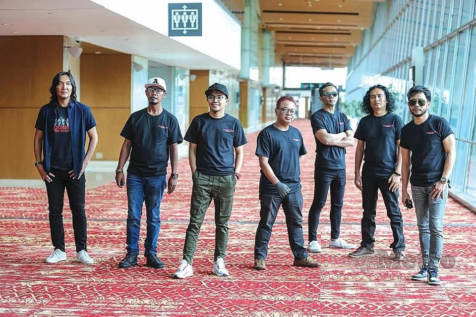 TERUJA DENGAN SAMBUTAN PEMINAT: Kumpulan Exist tidak sabar untuk kembali berkonsert di Singapura Januari tahun hadapan dan ingin cipta satu lagi memori bersama peminat di sini. - Foto HARIAN METRO