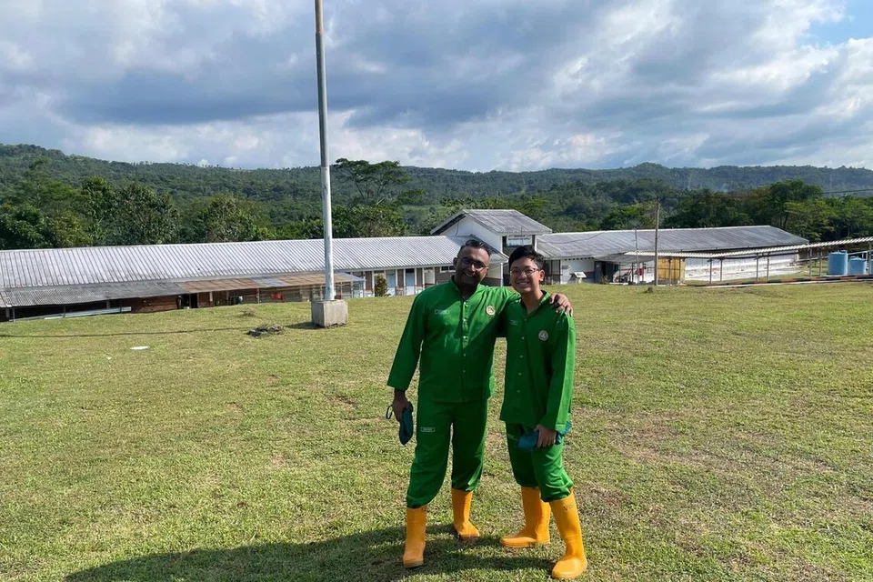 GAMBAR KENANGAN: Encik Aiman bersama pengurusnya, Ketua kecerdasan buatan (AI) dan produk di sebuah syarikat ladang ayam di Purwarkarta, Jawa, Indonesia.