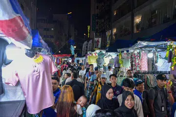 Presiden Persatuan Peniaga dan Penjaja Bumiputera Wilayah Persekutuan Kuala Lumpur, Datuk Seri Rosli Sulaiman, mendedahkan ada antara penjaja menjual tapak mereka kepada kartel, sebelum kartel menjual semula kepada penjaja pada harga dua kali ganda.