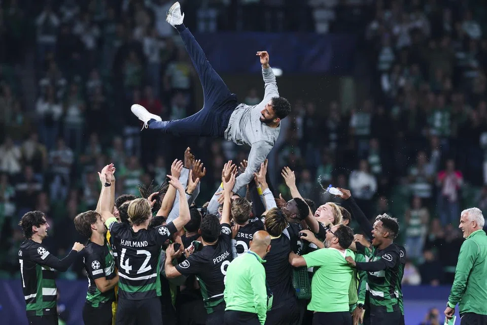 Para pemain Sporting Lisbon melambung pengurus, Ruben Amorim, selepas pertarungan terakhirnya di padang sendiri sebelum berpindah ke Manchester Unted, dengan kemenangan hebat 4-1 ke atas juara England, Manchester City, dalam Liga Juara-Juara di Stadium Jose Alvalade di Portugal pada 6 November.