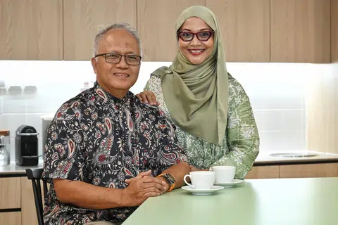 Pasangan suami isteri, Sujimy Mohamad dan Haslinda Ali, menghasilkan siri dalam talian ‘Cari Jodoh’.