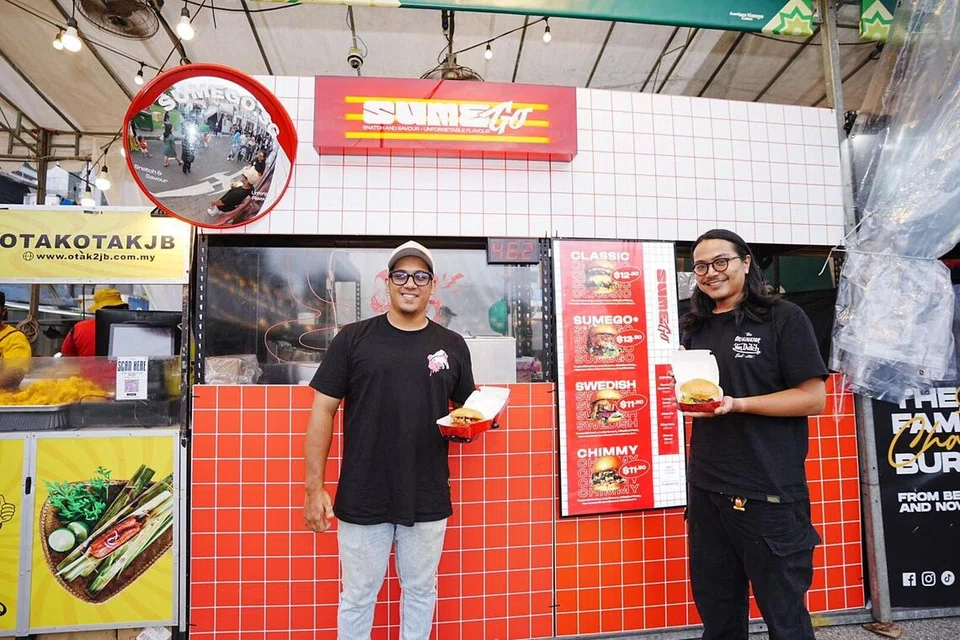 Pemilik bersama Sumego, Encik Muhammad Ridzwan Shah (kiri) dan Encik Muhammad Ruzaini Jaffar, memperkenalkan burger Sumego unik yang mengandungi sumsum dalam sosnya.
