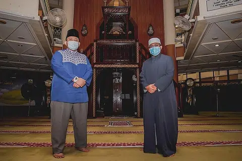 PERKENAL PROGRAM DALAM TALIAN: Pengurus Masjid Darussalam, Ustaz Harunarrashid Zainudin (kiri) dan pegawai dakwah Masjid Darussalam, Ustaz Muhammad Haziq Zainal (kanan) sedia berkhidmat bagi pastikan program di masjid itu dapat memenuhi keperluan jemaah daripada pelbagai latar belakang. - Foto BH oleh NUR DIYANA TAHA