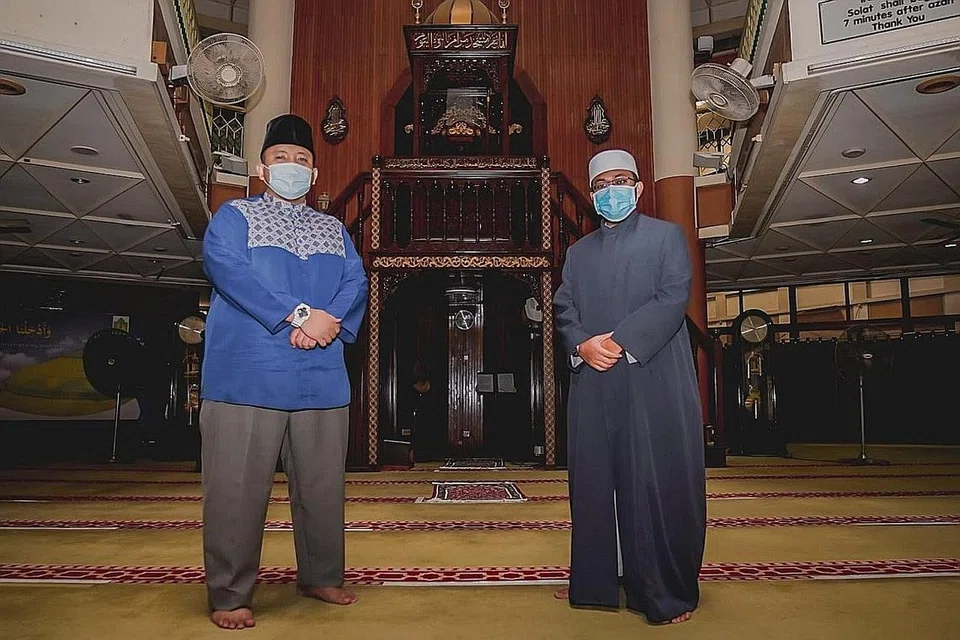 PERKENAL PROGRAM DALAM TALIAN: Pengurus Masjid Darussalam, Ustaz Harunarrashid Zainudin (kiri) dan pegawai dakwah Masjid Darussalam, Ustaz Muhammad Haziq Zainal (kanan) sedia berkhidmat bagi pastikan program di masjid itu dapat memenuhi keperluan jemaah daripada pelbagai latar belakang. - Foto BH oleh NUR DIYANA TAHA