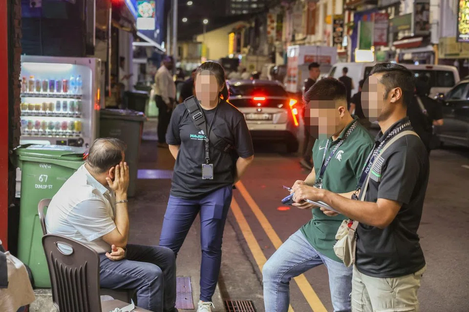 Seorang lelaki berusia 38 tahun didapati dengan rokok elektronik di sebuah gerai makanan di kawasan Little India. 