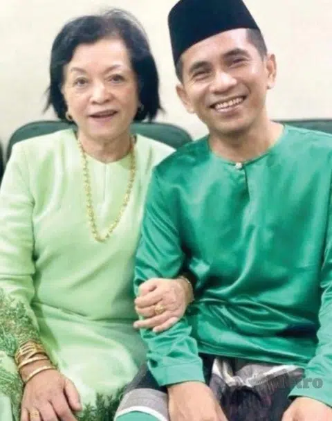 Bell Ngasri bersama ibunya, Cik Habibah Jaafar.