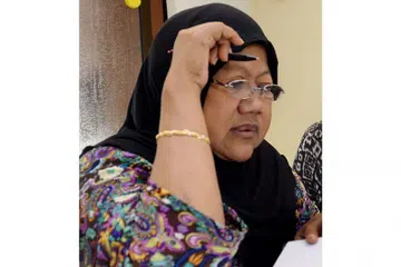 BUKU BUAT INGATAN: Allahyarham Jamilah (atas) pernah menghasilkan buku berjudul 'Berat Mata Memandang' yang dilancarkan pada 2015 bagi mengongsi bersama pembaca tentang kegagalan ginjal daripada pengalaman peribadinya. - Foto fail