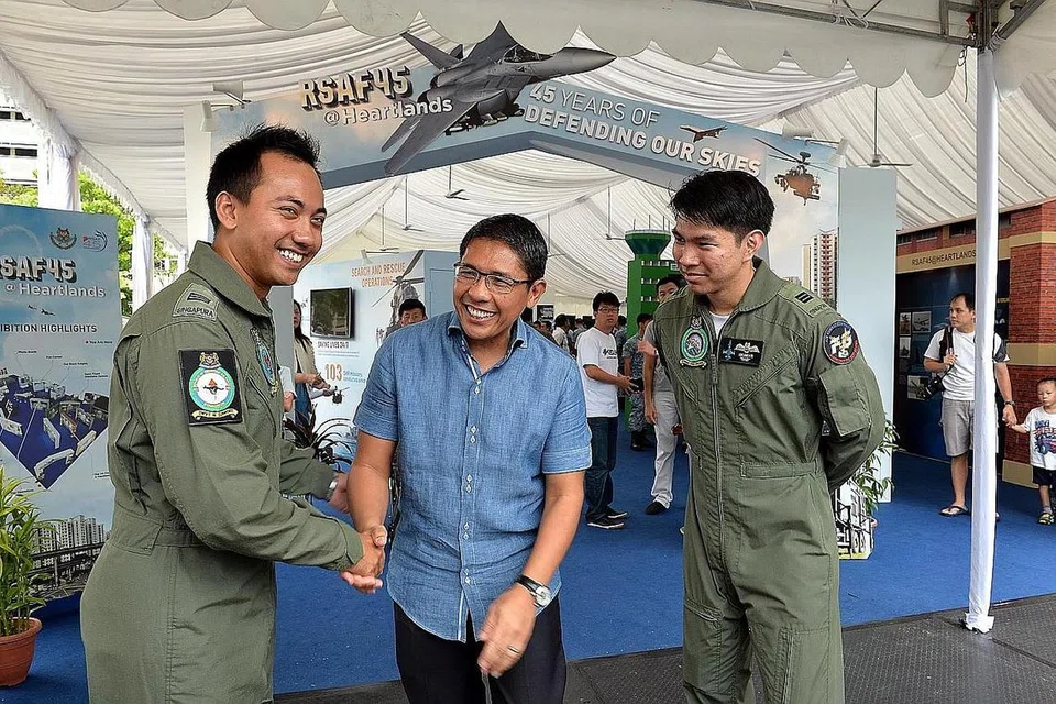 BANGGA TERHADAP PENCAPAIAN ANAK MELAYU: Dr Maliki (tengah) bergambar bersama Kapten Iskandar (kanan) yang baru-baru ini diiktiraf Anugerah Cemerlang Mendaki serta seorang lagi anak Melayu dalam RSAF, Kapten Muhammad Azlan Abdul Latiff (kiri). - Foto fail