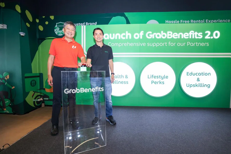Setiausaha Agung NTUC, Encik Ng Chee Meng (kiri), dan pengarah urusan Grab Singapura, Encik Yee Wee Tang, pada majlis pelancaran ‘GrabBenefits 2.0’ pada 3 Oktober.