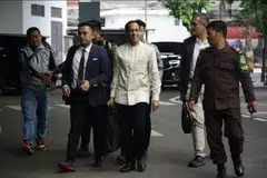 Bekas Menteri Pendidikan, Kebudayaan, Penyelidikan dan Teknologi, Nadiem Makarim (tengah berbaju cerah) menjalani sesi soal siasat di ibu pejabat Suruhanjaya Pembanterasan Rasuah (KPK) di Jakarta. Penyiasat KPK menyoal Nadiem sebagai saksi dalam kes rasuah berkaitan perolehan perkhidmatan Google Cloud untuk sekolah-sekolah di seluruh negara.
