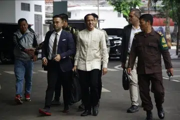 Bekas Menteri Pendidikan, Kebudayaan, Penyelidikan dan Teknologi, Nadiem Makarim (tengah berbaju cerah) menjalani sesi soal siasat di ibu pejabat Suruhanjaya Pembanterasan Rasuah (KPK) di Jakarta. Penyiasat KPK menyoal Nadiem sebagai saksi dalam kes rasuah berkaitan perolehan perkhidmatan Google Cloud untuk sekolah-sekolah di seluruh negara.