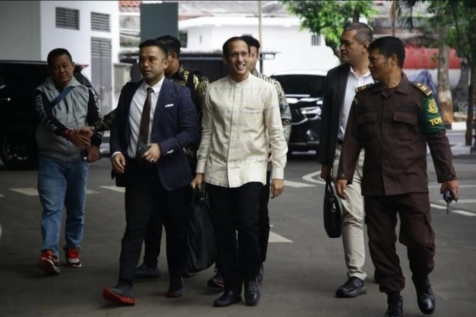 Bekas Menteri Pendidikan, Kebudayaan, Penyelidikan dan Teknologi, Nadiem Makarim (tengah berbaju cerah) menjalani sesi soal siasat di ibu pejabat Suruhanjaya Pembanterasan Rasuah (KPK) di Jakarta. Penyiasat KPK menyoal Nadiem sebagai saksi dalam kes rasuah berkaitan perolehan perkhidmatan Google Cloud untuk sekolah-sekolah di seluruh negara.