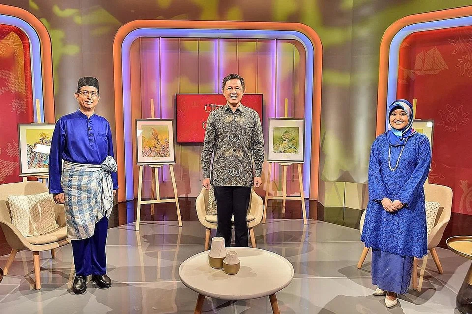 RASMI BULAN BAHASA: Encik Chan Chun Sing bersama Pengerusi Majlis Bahasa Melayu Singapura (MBMS) Dr Faishal Ibrahim, Pengerusi Jawatankuasa Bulan Bahasa Cik Rahayu Mahzam dalam rancangan khas pelancaran Bulan Bahasa 2021 di saluran Suria pada Sabtu lalu.
