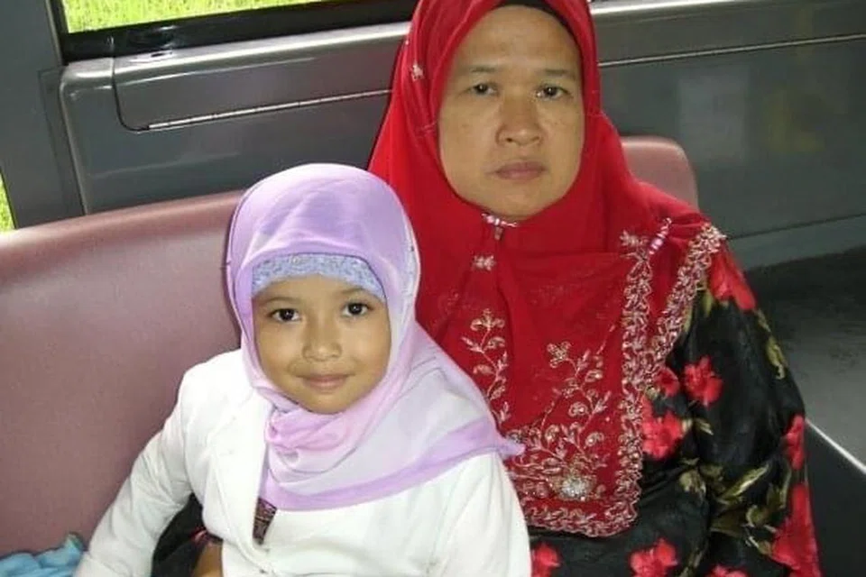 Penulis yang ketika itu berusia lima tahun  bersama mak ciknya pada Hari Raya Haji 2007. 