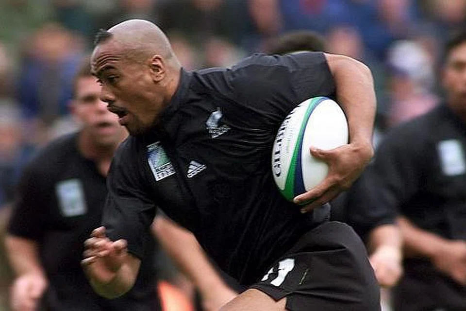 Gambar fail menunjukkan mendiang Jonah Lomu beraksi bagi pasukan All Blacks pada 2000. Gambar AFP 