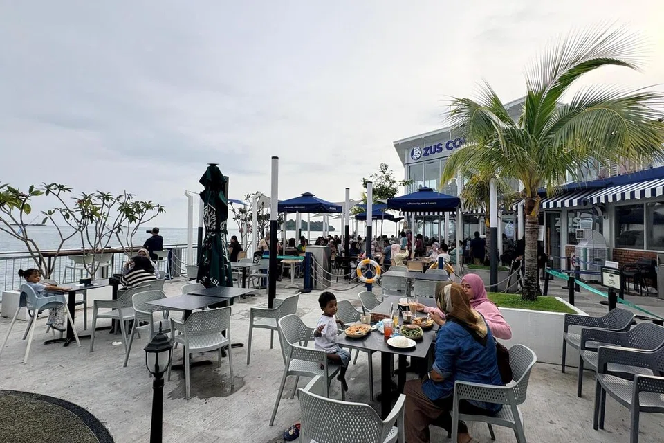 Bersantai sambil menikmati kopi dan hembusan angin pantai di PD Waterfront, Port Dickson, cukup mendamaikan.