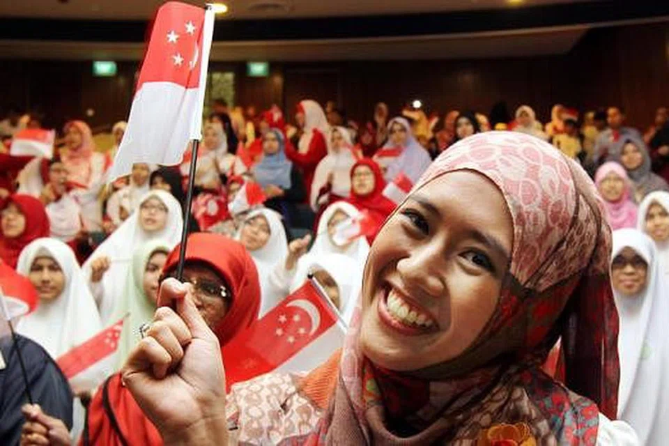 KIBARKAN BENDERA: Setiap rakyat Singapura perlu mempunyai perasaan cinta negara dengan tulus hati. - Foto fail