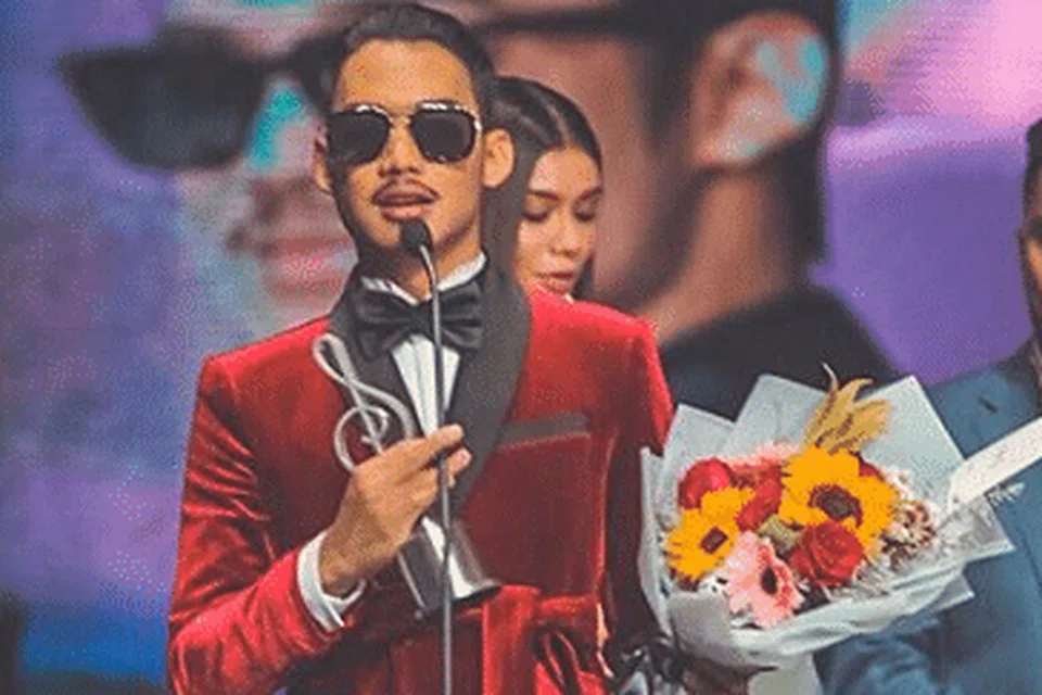 ARTIS KOLABORASI/ DUO/BERKUMPULAN POPULAR: Hael Husaini (dalam gambar) dan Dayang Nurfaizah memenangi trofi Artis Kolaborasi / Duo / Berkumpulan Popular dalam acara ABPBH yang ke-32, pada malam Ahad (22 September). - Foto Instagram tv3malaysia. 