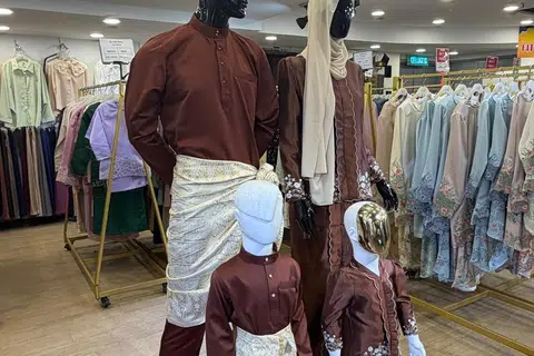 Baju sedondon untuk keluarga terdapat di toko-toko besar di sepanjang Jalan Tar.