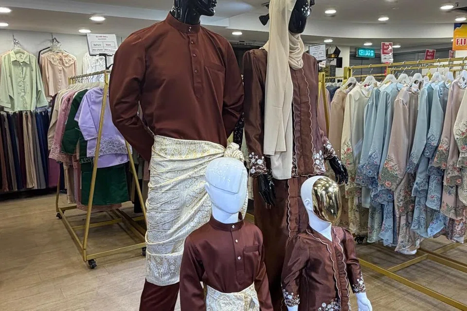 Baju sedondon untuk keluarga terdapat di toko-toko besar di sepanjang Jalan Tar.