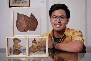 ENGGAN BUDAYA MELAYU TERKUBUR: Dalam setiap kerja seninya termasuk yang menggunakan daun sirih, 'Layu Dedaun Anak Dara', Encik Rusydan Norr menyelongkar adat istiadat Melayu seperti penggunaan daun sirih dalam hantaran perkahwinan dan bahan hiasan.