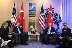 ALU-ALU PENDIRIAN TURKEY: Presiden Joe Biden (dua dari kanan) dan Presiden Turkey, Encik Recep Tayyip Erdogan (dua dari kiri), mengadakan perbincangan dua hala yang turut disertai Setiausaha Negara Amerika, Encik Antony Blinken (paling kanan), semasa Sidang Puncak Nato di Vilnius pada Selasa.