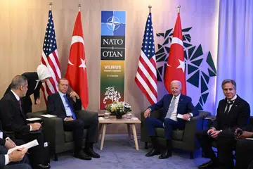 ALU-ALU PENDIRIAN TURKEY: Presiden Joe Biden (dua dari kanan) dan Presiden Turkey, Encik Recep Tayyip Erdogan (dua dari kiri), mengadakan perbincangan dua hala yang turut disertai Setiausaha Negara Amerika, Encik Antony Blinken (paling kanan), semasa Sidang Puncak Nato di Vilnius pada Selasa.