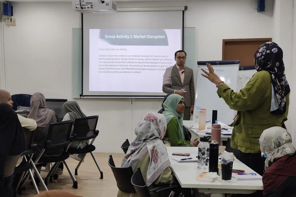 MENDALAMI PEMBANGUNAN DIRI: Pelajar Madrasah Al-Maarif Al-Islamiah, berpeluang  mendalami pelbagai aspek pembangunan peribadi, di bawah bimbingan, Pengasas dan Penceramah Utama Seyrul Consulting, Encik Abu Sofian, semasa Program Yayasan Belia, anjuran DPPMS, baru-baru ini.
