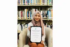 BEBAN KEWANGAN DIRINGANKAN: Biasiswa SIM Global Education yang diterima Cik Nur Syafiqah Mohamad Pasni membantunya menampung kos pengajian kursus ijazah kepujian pengurusan acara berkesinambungan. - Foto BH oleh HARYANI ISMAIL
