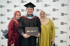 RAIKAN KEJAYAAN: Encik Alfian Redzuan bersama isteri, Cik Filzah Zainal  (kiri) dan ibunya, Cik Jamaliah Sutiman (kanan), sewaktu majlis konvokesyen Institut Teknologi Singapura (SIT) baru-baru ini.