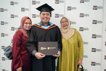RAIKAN KEJAYAAN: Encik Alfian Redzuan bersama isteri, Cik Filzah Zainal  (kiri) dan ibunya, Cik Jamaliah Sutiman (kanan), sewaktu majlis konvokesyen Institut Teknologi Singapura (SIT) baru-baru ini.