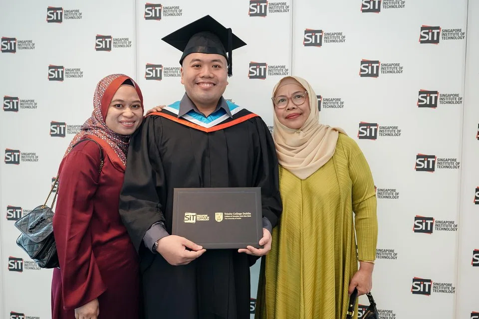 RAIKAN KEJAYAAN: Encik Alfian Redzuan bersama isteri, Cik Filzah Zainal  (kiri) dan ibunya, Cik Jamaliah Sutiman (kanan), sewaktu majlis konvokesyen Institut Teknologi Singapura (SIT) baru-baru ini.