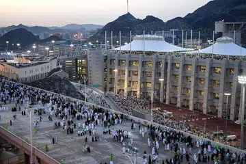 MEMENUHI TUNTUTAN HAJI: Ibadah Masyair bermula dengan jemaah wukuf di Arafah, berada seketika pada tengah malam di Muzdalifah, bermalam di Mina dan melontar di tiga Jamrah pada hari Tasyrik iaitu 11 hingga 13 Zulhijjah. Hampir 2.5 juta jemaah haji dari seluruh dunia melakukan ibadah melontar jamrah dengan tujuh biji batu kecil di setiap jamrah bermula selepas terbit fajar pada 11 Zulhijjah sehingga terbenam matahari pada 13 Zulhijjah. - Foto REUTERS