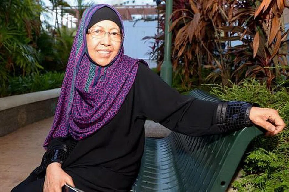 KEKAL POSITIF: Meskipun menghidapi barah limfoma, pelakon mapan Halimah Ismail tetap positif dan tabah mengharungi dugaan itu. Halimah dicalonkan dalam Pesta Perdana kali ini bagi wataknya dalam telemovie 'Ingat Tak Mak'. Watak anaknya dalam telemovie itu, Aishah Ahmad, turut dicalonkan bagi kategori yang sama. Bersama mereka dalam telemovie ini ialah Junaidi Sali dan A. Mahady. - Foto-foto TUKIMAN WARJI dan DV STUDIO