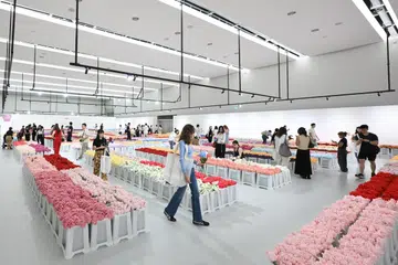 Pameran seni ‘Flower Market’ menampilkan bunga ‘plush’ (bunga kain lembut) dalam baldi yang direka penggiat seni Australia, CJ Hendry. Ia berlangsung dari 10 hingga 14 Jun di Teater IMBA di Gardens by the Bay.
