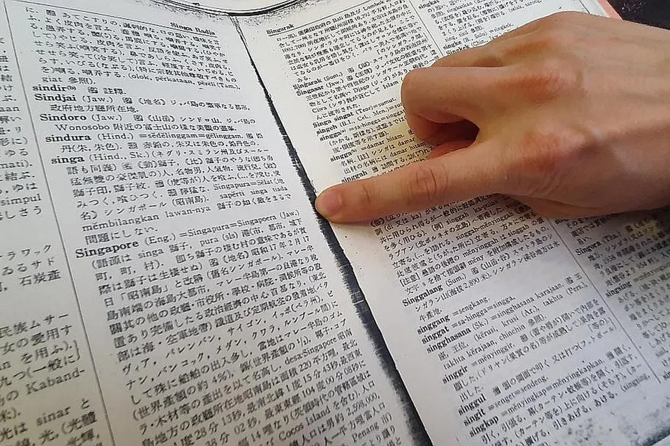 SALINAN KHAZANAH NADIR: Dr Nomoto menunjukkan salah satu halaman dalam kamus dwibahasa Jepun-Melayu yang digunakan tentera Jepun sewaktu Perang Dunia Kedua. Selain terjemahan maksud ke dalam bahasa Jepun, kamus yang sedang beliau kaji ini menunjukkan asal usul perkataan Melayu yang ditampilkan seperti Jawa atau Portugis. - Foto BH oleh NURUL AIN RAZALI