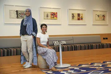 WANITA INSPIRASI: Cik Farah H. Sanwari (kiri) dan Dr Filza Aslam (kanan) di pelancaran buku di WeWork Funan semalam, - Foto BM oleh YONG LI XUAN
