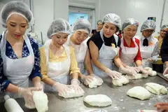 DAPAT PENGALAMAN AMALI: Dr Amy Khor (dua dari kiri) sempat mencuba menguli doh di Montreux Patisserie. Syarikat tersebut merupakan antara 11 syarikat yang dipilih sebagai rakan kongsi Program Biasiswa WIN-WEC-LadiesFirst-We are the Future. - Foto MAJLIS RANGKAIAN INTEGRASI WANITA PERSATUAN RAKYAT
