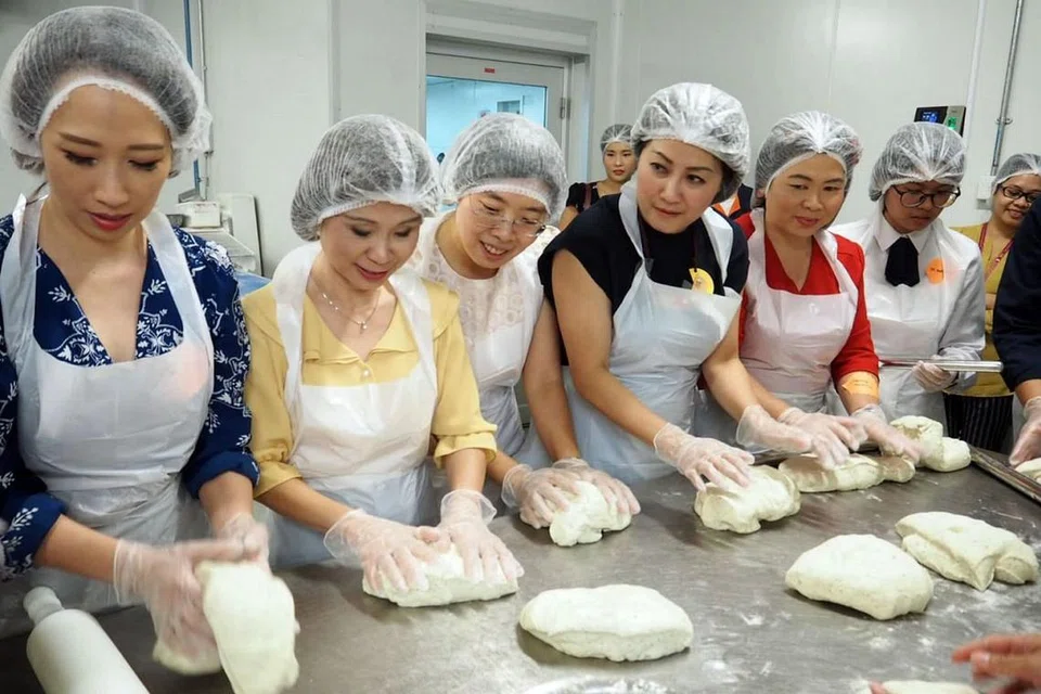 DAPAT PENGALAMAN AMALI: Dr Amy Khor (dua dari kiri) sempat mencuba menguli doh di Montreux Patisserie. Syarikat tersebut merupakan antara 11 syarikat yang dipilih sebagai rakan kongsi Program Biasiswa WIN-WEC-LadiesFirst-We are the Future. - Foto MAJLIS RANGKAIAN INTEGRASI WANITA PERSATUAN RAKYAT