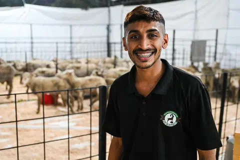 Sementara Pegawai Kebajikan Haiwan (AWO) dikerah ke lokasi pelaksanaan korban lain, Encik Ahmad Feisal Marican berkata pasukan kebajikan haiwan turut ditempatkan di Kargo Lapangan Terbang Changi bagi memastikan kesejahteraan haiwan sebelum ia dihantar ke lima lokasi lain termasuk Masjid Omar Salmah, Masjid Tentera Diraja, Masjid Al-Firdaus, Rumah Tumpangan Pertapis dan Tadika Muhammadiyah.