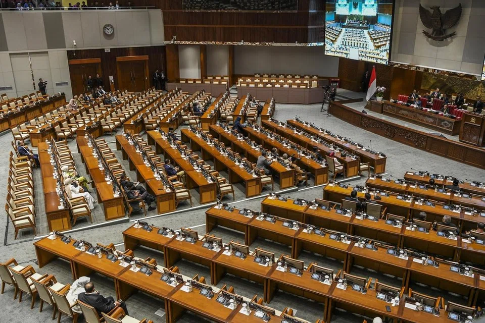 Ahli Parlimen menghadiri sidang pleno Dewan Perwakilan Rakyat pada 5 Mac, di kompleks perundangan Senayan di Jakarta. 