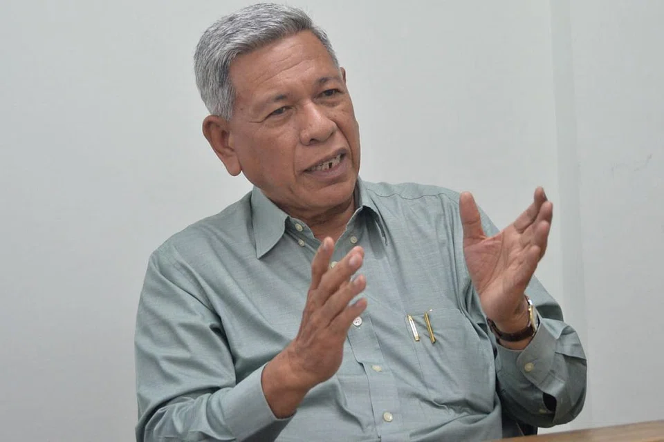 BUAT PERSIAPAN RAPI: Encik Hussaini Abdullah (kiri) menekankan peri pentingnya Pertapis bersiap sedia bagi sebarang perubahan dan turut mempersiap kakitangannya menghadapi sebarang kemungkinan dalam menghadapi tugasan di persatuan itu. - Foto KHALID BABA