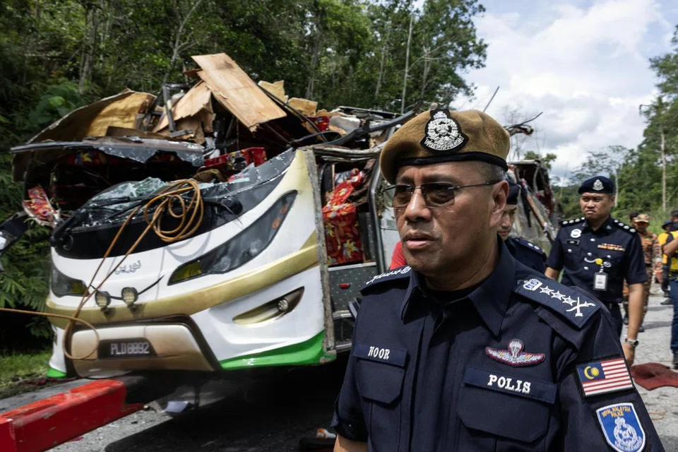 Ketua Polis Perak, Datuk Noor Hisam Nordin, semasa melawat kawasan kejadian kemalangan ngeri yang meragut 15 nyawa penuntut Universiti Pendidikan Sultan Idris (UPSI) di KM53 Jalan Raya Timur-Barat (JRTB) dekat Gerik pada 9 Jun.