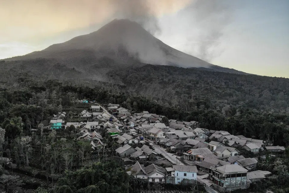 LETUSAN GUNUNG MERAPI: Rumah-rumah di Magelang diselubungi abu akibat letusan Gunung Merapi.