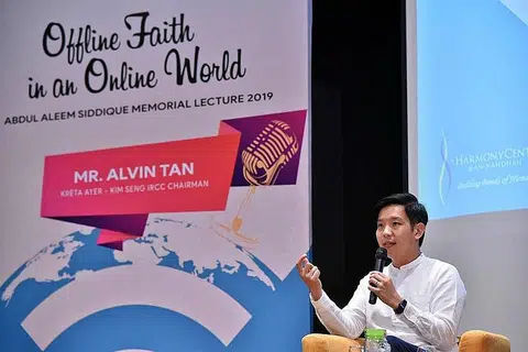 MINTA SEBAR BAHAN POSITIF: Encik Alvin Tan berpesan kepada belia agar bijak menilai dan mengenal pasti bahan yang dibaca di samping mengambil amanah menyebar bahan positif di media sosial. - Foto MUIS