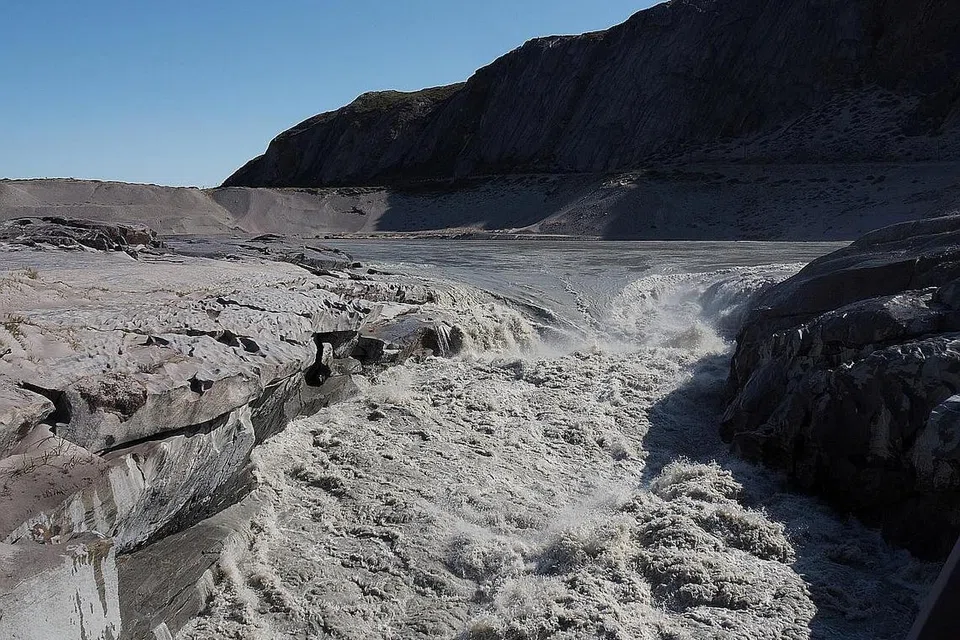 AKIBAT PEMANASAN GLOBAL: Pemandangan pencairan ais ketika gelombang haba melanda Kangerlussuaq di Greeenland dipaparkan pada gambar bertarikh 1 Ogos lalu yang didapatkan melalui media sosial. - Foto REUTERS